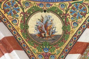 Buisson ardent en mosaïque de la coupole 1 de la nef de la basilique Notre-Dame de la Garde à Marseille By Robert Valette (Own work) [GFDL or CC BY-SA 4.0-3.0-2.5-2.0-1.0], via Wikimedia Commons